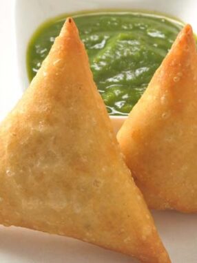 Samosa_with_Tamarind_Chutney