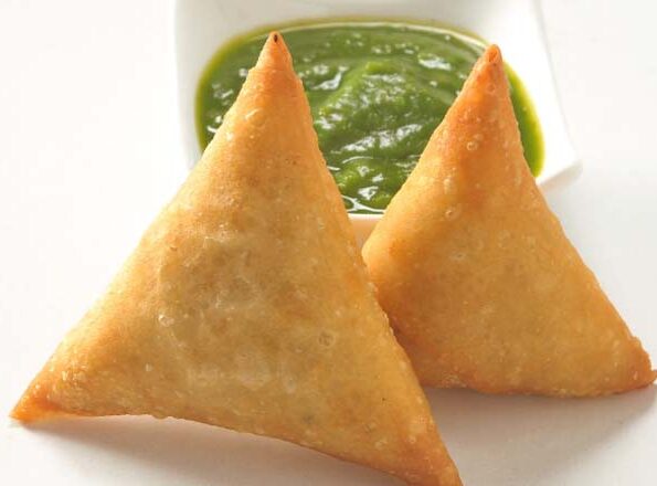 Samosa_with_Tamarind_Chutney