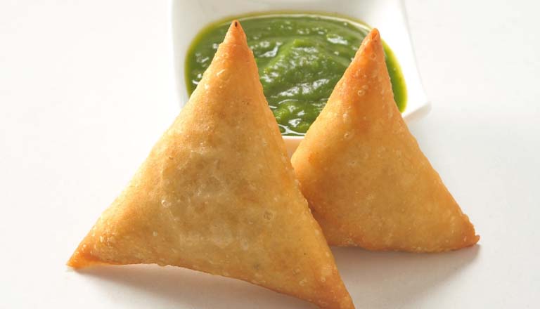 Samosa_with_Tamarind_Chutney